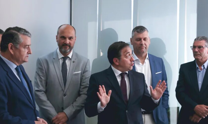 Albares escuchará por primera vez a los trabajadores españoles en Gibraltar