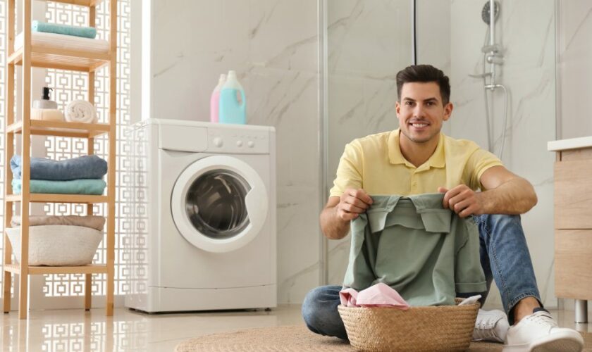 Après plus de 3 semaines, il estime que son linge est sec et le plie enfin