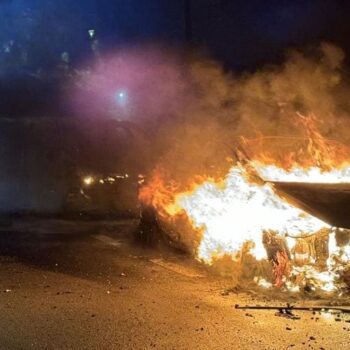 Arden seis vehículos en una calle de Pozuelo de Alarcón