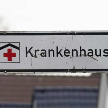 Ein Hinweisschild mit der Aufschrift "Krankenhaus" weist den Weg zur Klinik. Foto: Marcus Brandt/dpa/Symbolbild