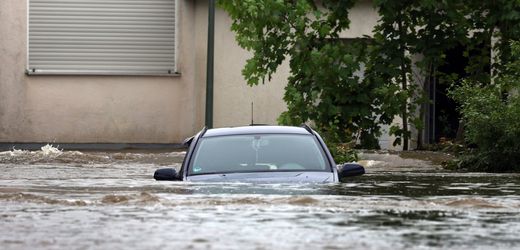 Dörzbach in Baden-Württemberg: Feuerwehr rettet Katastrophentourist aus Auto