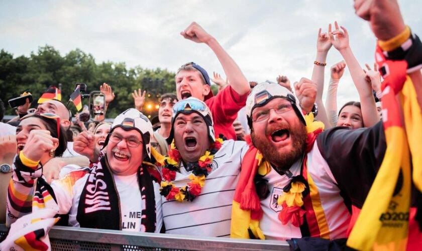 Deutsche jubeln beim EM-Auftaktspiel gegen Schottland