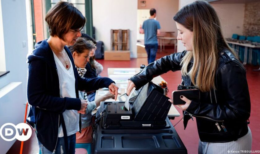 EU elections: Millions vote on super Sunday