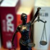 Justitia vor Gesetzestexten