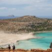 Touristen m nordöstlichen Teil der Insel Kreta (Archivbild). Foto: Socrates Baltagiannis/dpa