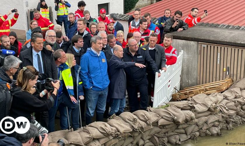 Porträt eines blonden Manns im schwarzen Hemd