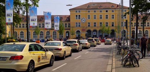 Hochwasser in Bayern: Polizei räumt überfüllte Züge