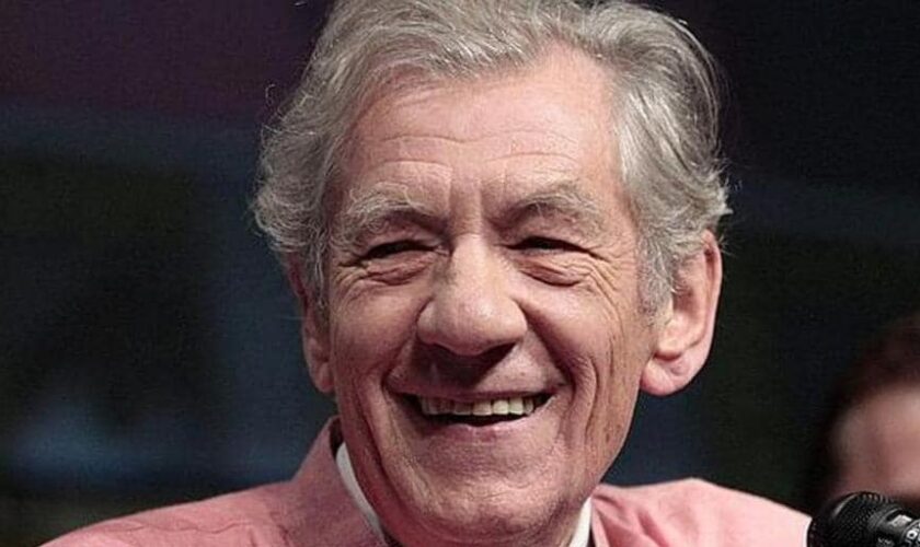 Ian McKellen, Gandalf en 'El Señor de los Anillos', se cae del escenario en Londres