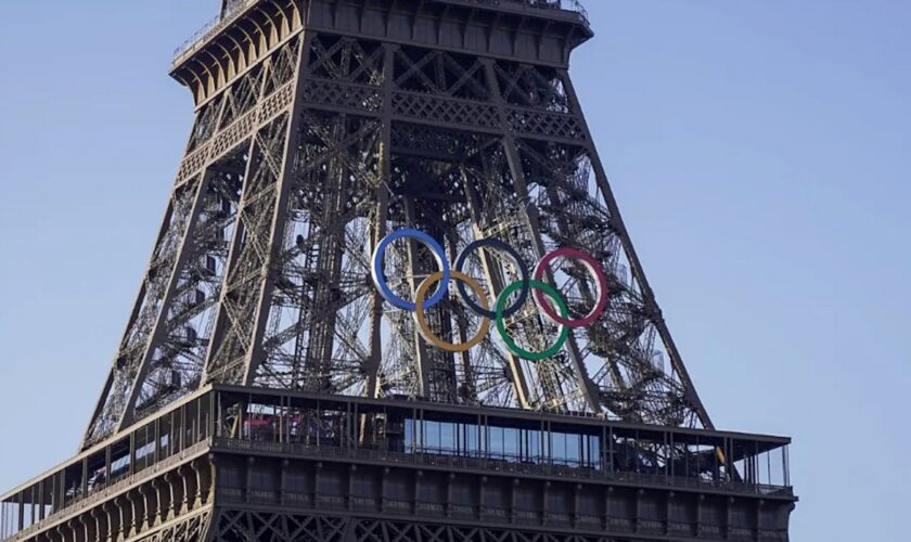 La Torre Eiffel se engalana con los aros de los Juegos Olímpicos 2024