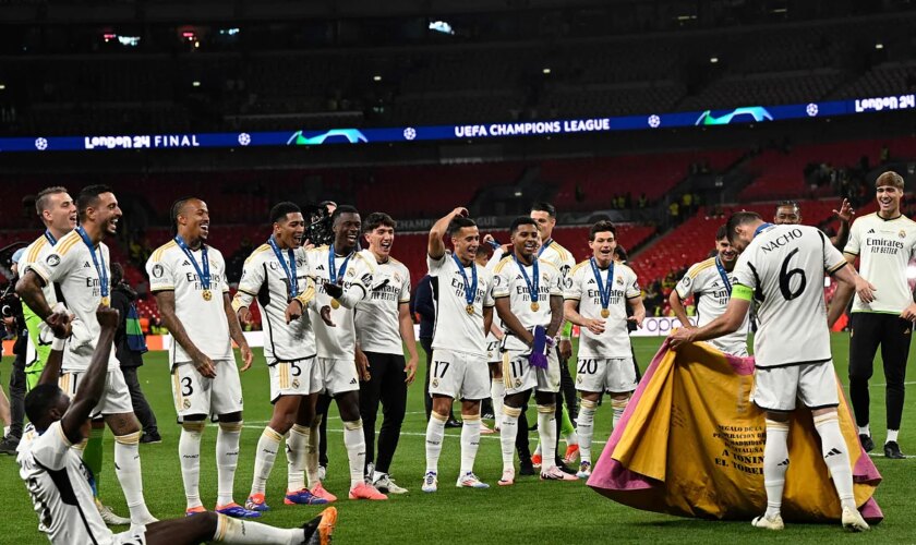 La fiesta del Madrid en Wembley: "Vino o cerveza" para Ancelotti, la madre de Bellingham con Mourinho, un "amuleto", una pelea...