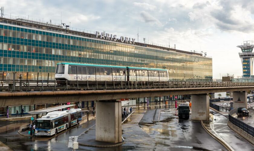 «La navette va perdre de son attractivité» : face au prolongement de la ligne 14, que va devenir l’Orlyval ?