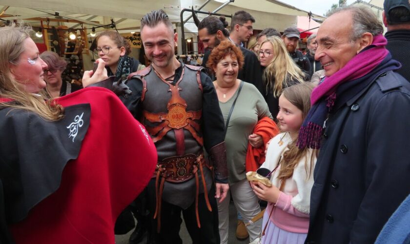 Médiévales de Provins : les animalistes manifestent, bain de foule et photos pour Éric Zemmour