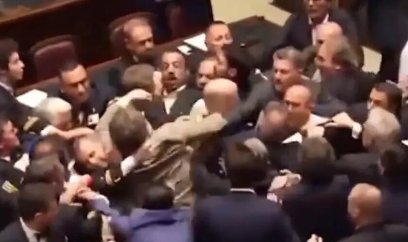 Pelea en el Parlamento italiano: un diputado de la Liga da un puñetazo a otro del Movimiento 5 Estrellas