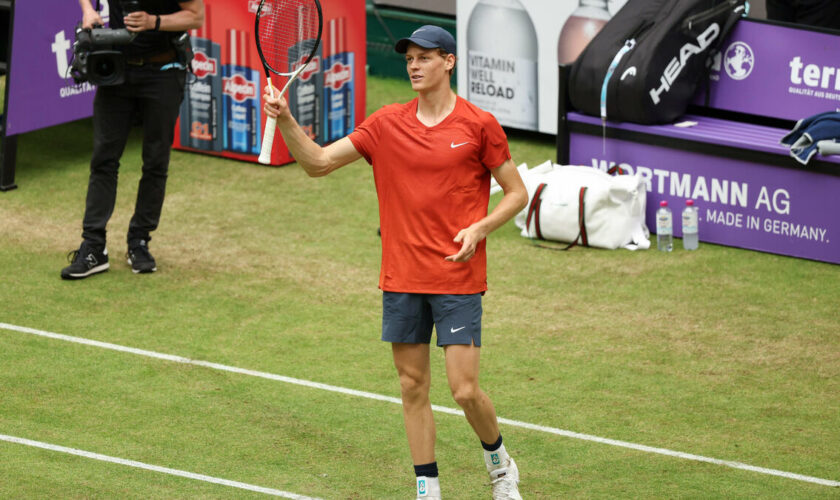 Tennis : les vidéos des spectaculaires roulades gagnantes de Jannick Sinner sur le gazon de Halle