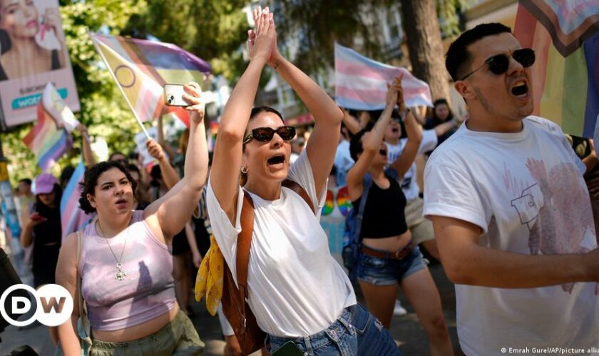 Turkey: Istanbul's banned Pride Parade leads to arrests