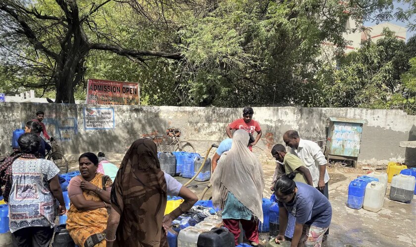 Un paseo por la Delhi marginal que se derrite con una ola de calor extremo que ha obligado a racionar el agua