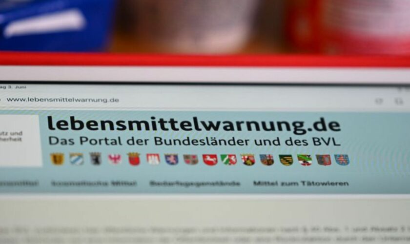 Das Internetportal lebensmittelwarnung.de ist auf einem Tablet aufgerufen. Foto: Jens Kalaene/dpa