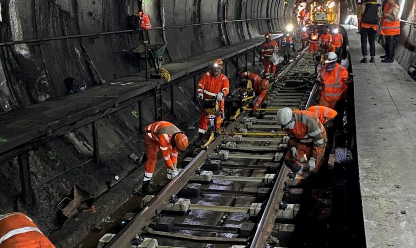 Une nuit sur le « chantier commando » de renouvellement des voies du RER A : pas de place pour l’improvisation