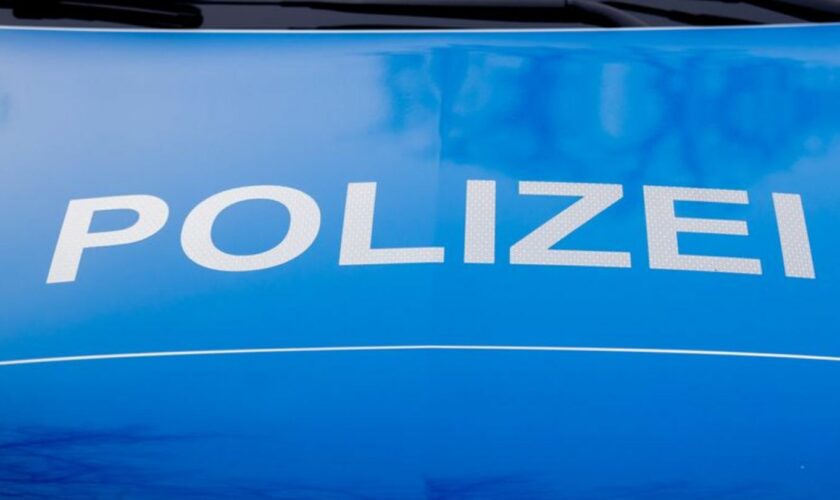 Der Polizei-Schriftzug steht auf einem Einsatzfahrzeug. Foto: Christoph Soeder/dpa/Symbolbild