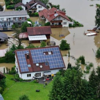 Das Hochwasser des Flusses Schussen überschwemmt Teile von Meckenbeuren. Foto: Felix Kästle/dpa