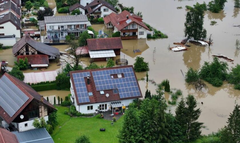 Das Hochwasser des Flusses Schussen überschwemmt Teile von Meckenbeuren. Foto: Felix Kästle/dpa