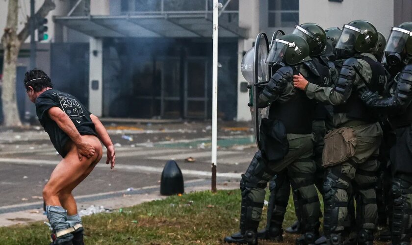 Violencia desatada y un hombre desnudo ante el Congreso mientras el Senado argentino debate una ley clave para Milei