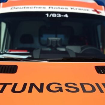 Ein Rettungswagen mit der Aufschrift "Rettungsdienst" steht während einer Übung am Opfinger See. Foto: Patrick Seeger/dpa