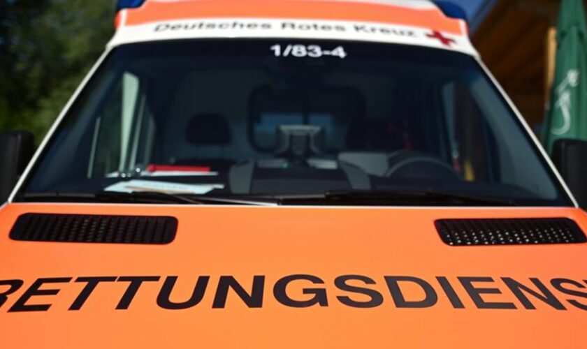 Ein Rettungswagen mit der Aufschrift "Rettungsdienst" steht während einer Übung am Opfinger See. Foto: Patrick Seeger/dpa