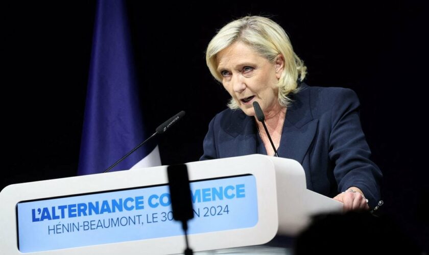 L'ancienne présidente du groupe parlementaire d'extrême droite Rassemblement National (RN) français Marine Le Pen prononce un discours lors de la soirée des résultats du premier tour des élections législatives à Hénin-Beaumont, dans le nord de la France, le 30 juin 2024.