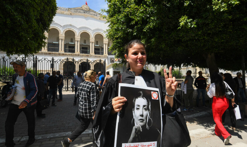 Tunisie : l'avocate Sonia Dahmani condamnée à un an de prison pour "diffusion de fausses nouvelles"