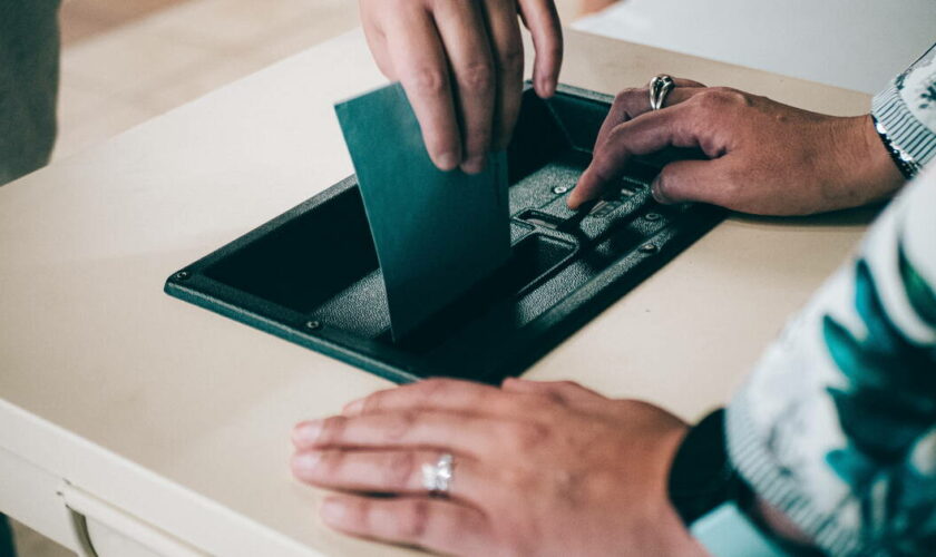 EN DIRECT - Second tour des législatives 2024 : les bureaux de vote ont ouvert en France métropolitaine