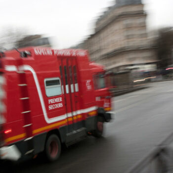 Paris : Une batterie de trottinette électrique explose dans une discothèque, un pan de mur s’effondre et fait trois blessés