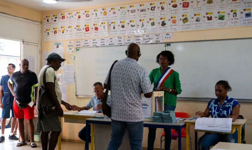 Dans un bureau de vote à Sainte-Rose en Guadeloupe, le 29 juin 2024