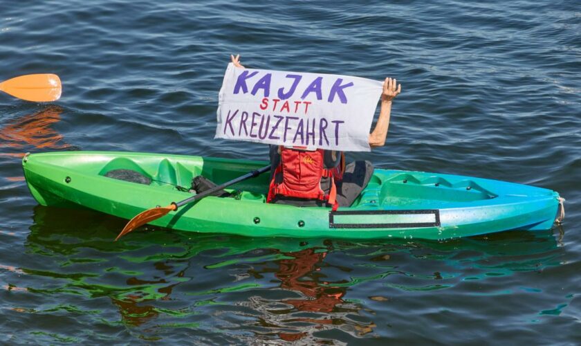 „Wir haben es satt!“ – Klimaaktivisten blockieren Kreuzfahrtschiffe