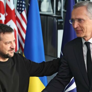 Le président ukrainien Volodymyr Zelensky (à gauche) est accueilli par le secrétaire général de l'OTAN, Jens Stoltenberg, lors de sa visite au siège de l'OTAN, à Bruxelles, le 11 octobre 2023