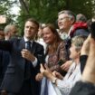 Le président Emmanuel Macron prend un selfie avec des sympathisants après avoir voté au second tour des élections législatives, le 7 juillet 2024 au Touquet