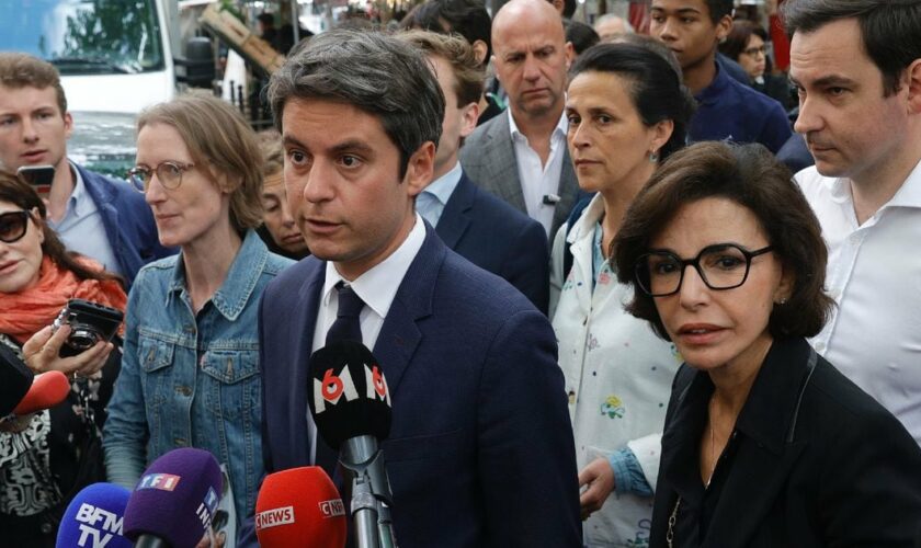 La ministre de la Culture Rachida Dati, à droite, et le Premier ministre Gabriel Attal, au centre, en campagne pour le second tour des législatives, à Paris le 5 juillet 2024