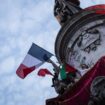 Une foule célèbre l'arrivée en tête surprise du Nouveau Front Populaire (NFP) au second tour des élections législatives, le 7 juillet 2024 place de la République à Paris