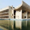 Le Palais de l'Assemblée à Chandigarh (Inde), le 19 novembre 2007, qui fait partie du complexe du Capitole, conçu par Le Corbusier et inscrit au patrimoine de l'Humanité le 17 juillet 2016