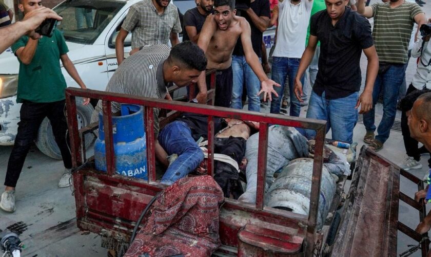 Des Palestiniens blessés sont transportés à l'hôpital Nasser de Khan Younès, dans le sud de la bande de Gaza, le 9 juillet 2024, après une frappe meurtrière sur une école proche