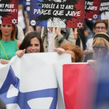 Manifestation contre l'antisémitisme après le viol d'une enfant juive de 12 ans à Courbevoie, le 20 juin 2024 à Paris