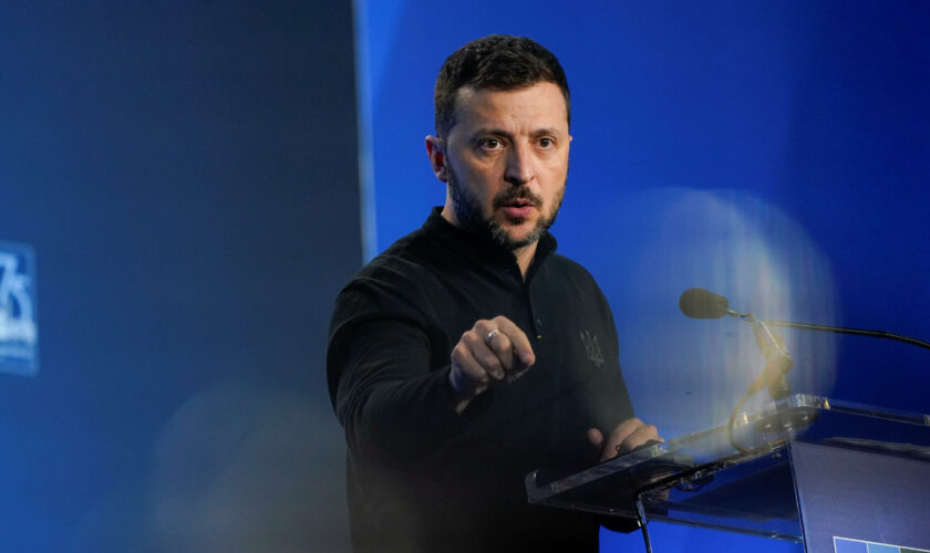 Ukraine : Zelensky demande à l'Otan de lever "toutes les restrictions" aux frappes sur le sol russe