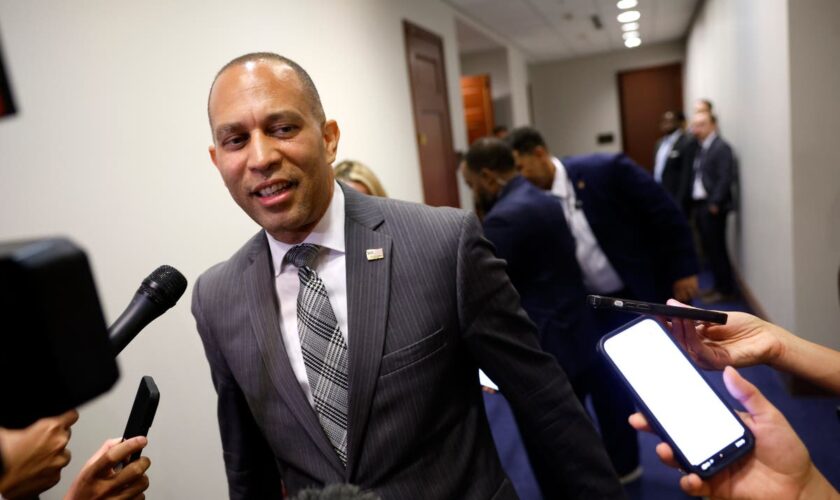 Top House Democrat Hakeem Jeffries met privately with Biden — but didn’t offer his endorsement