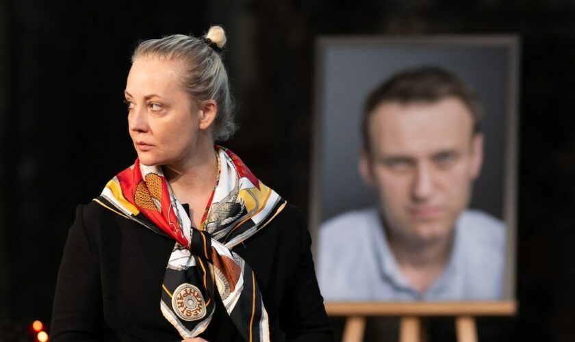 Ioulia Navalnaïa, veuve d'Alexeï Navalny, s'éloigne de sa photo après avoir allumé une bougie à la fin d'un service à l'église Sainte-Marie en l'honneur de l'opposant russe Navalny, le 4 juin 2024 à Berlin.