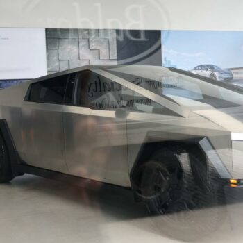 Aktivisten übergießen „Cybertruck“ in Tesla Center mit Farbe