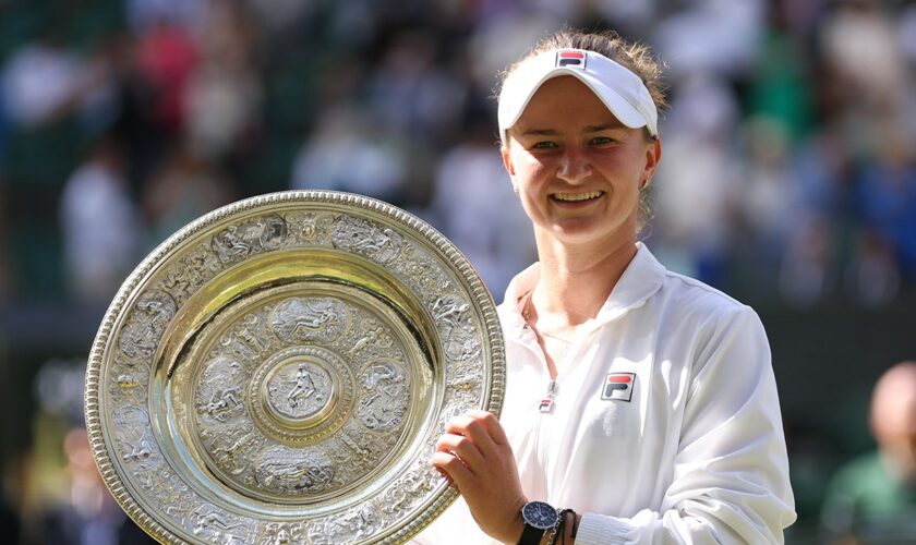 Barbora Krejcikova delivers thrilling Wimbledon women's final, wins second career Grand Slam title