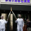 EN DIRECT - La flamme olympique devant le Bataclan pour «toutes les victimes des attentats, dans la joie de vivre»