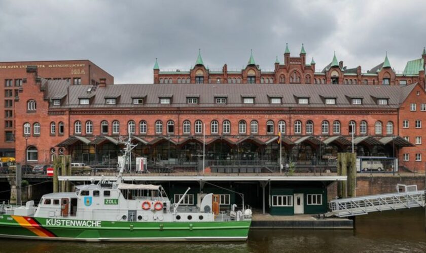 Blickfang des Deutschen Zollmuseums in der Hamburger Speicherstadt ist das Zollboot "Oldenburg" Foto: Ulrich Perrey/dpa