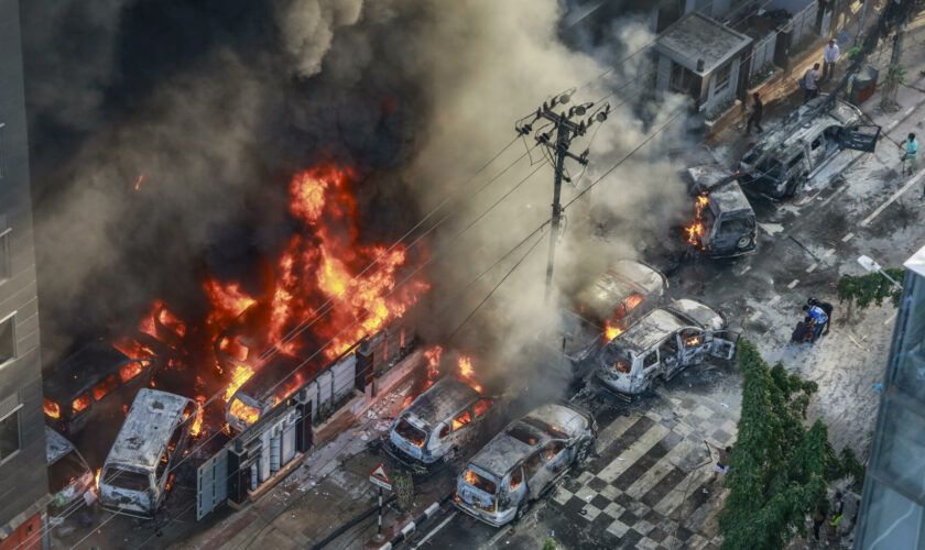 Émeutes au Bangladesh : des dizaines de morts dans les manifestations, le siège d’une chaîne de télé incendié