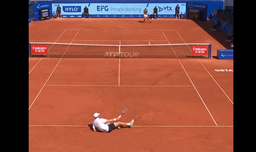 Tennis : le Français Quentin Halys réussit un superbe coup gagnant alors qu’il est à terre